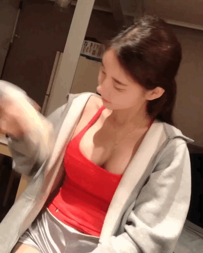 喝前摇一摇，这妹子你喜欢吗 ​​​​
