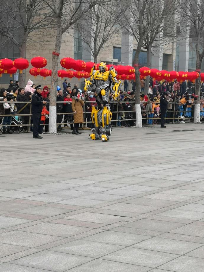 这画风？元宵节踩高跷！