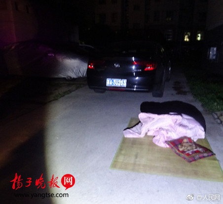 男子为省电费，深夜带儿子睡马路被撞