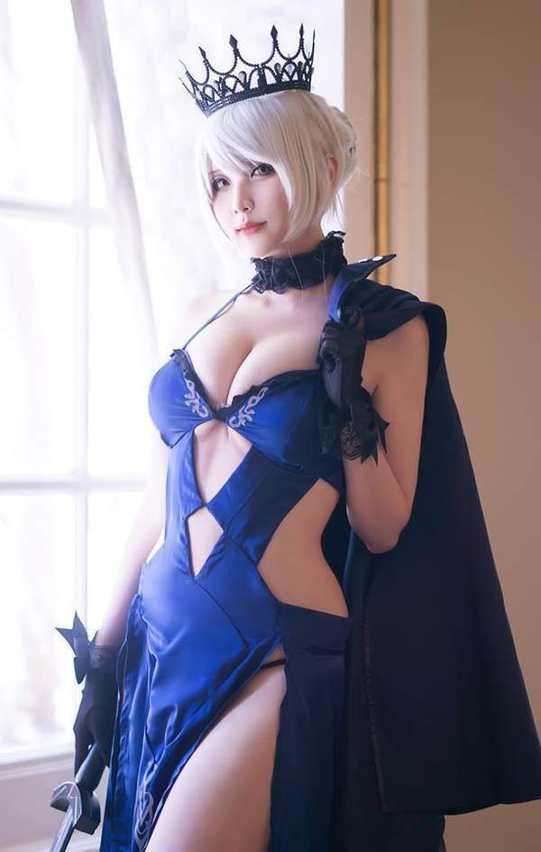 国外美女cos《FGO》黑Saber