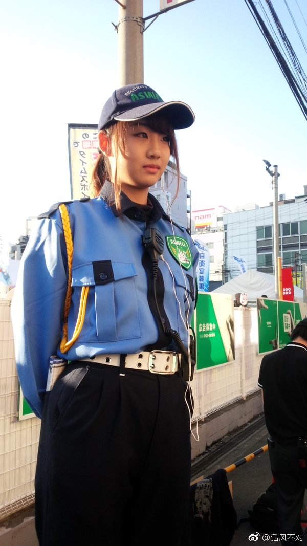 ，警员妹子被误认为是cosplay，漫展散会的途中 被大家围观拍照