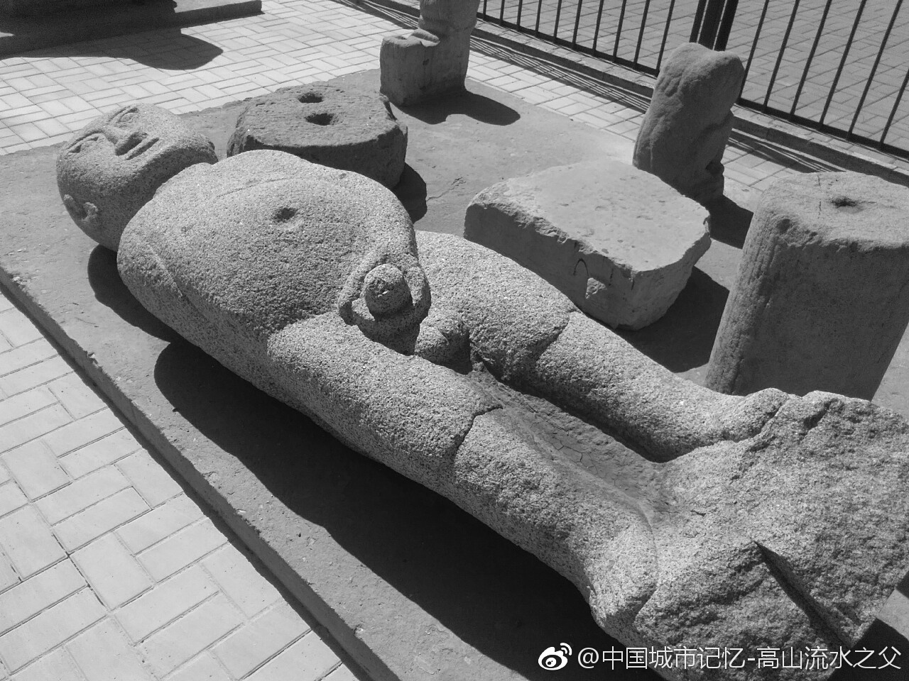 中国“打飞机”历史题材石刻被发现