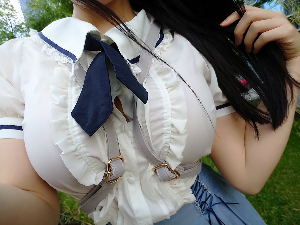 着衣巨乳 背包 白衬衣