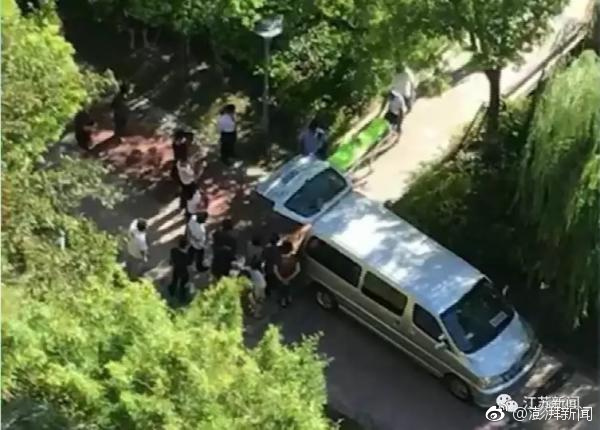 13岁男孩凌晨坠亡前晚沉迷“吃鸡”，家人拟起诉游戏公司