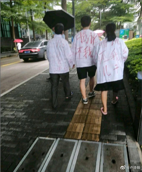 男子因微信被封从腾讯公司坠亡，客服总是机器人回复这能行？