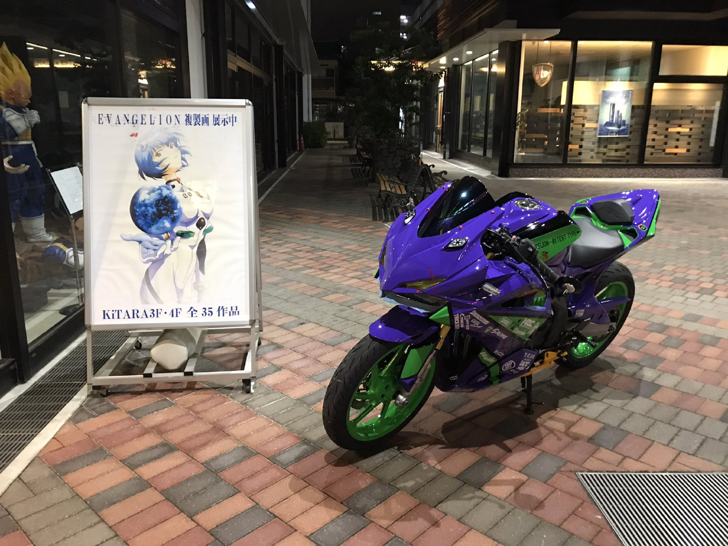 推友 one2 将一辆 CBR250RR 改造成EVA初号机配色。