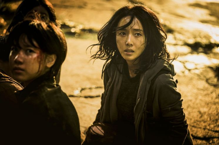 《釜山行2 ：半岛》昨日在韩国正式上映，片方放出的4分30秒中字超长预告+正片片段。