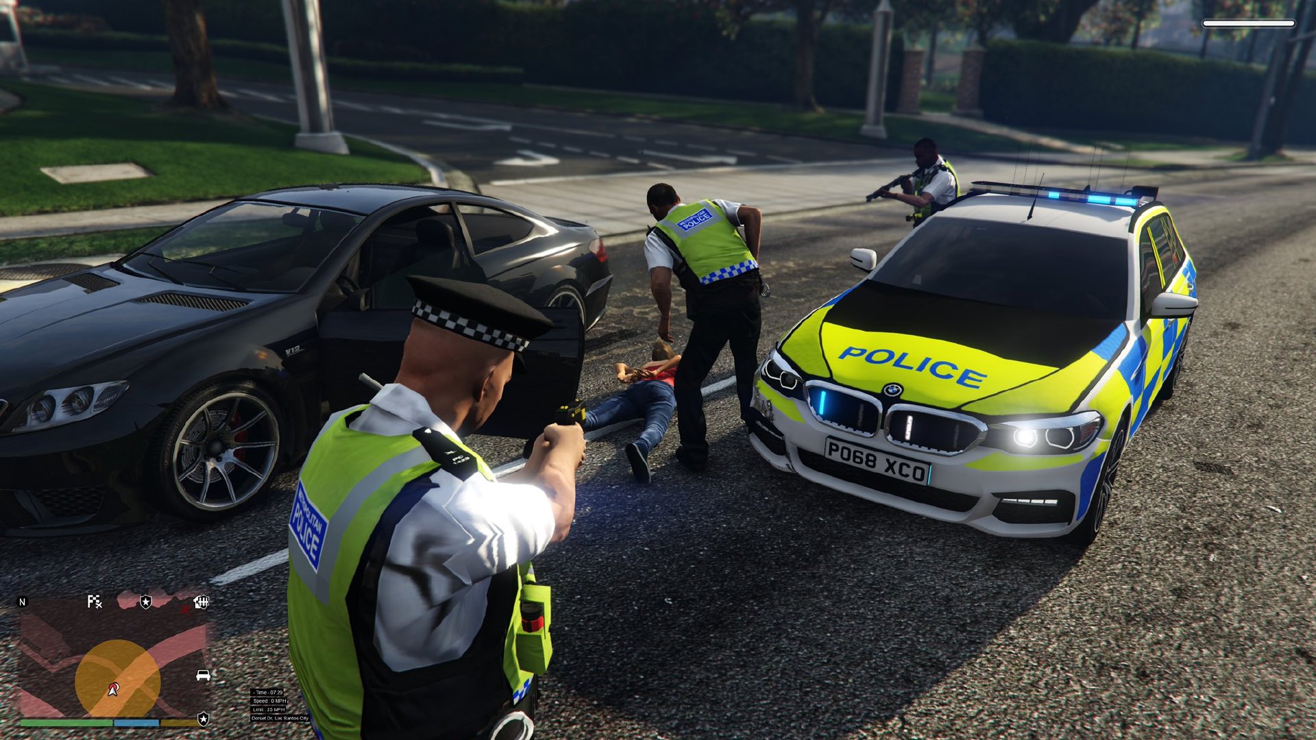 英国11岁男孩沉迷《GTA》，开车上街被交警查获